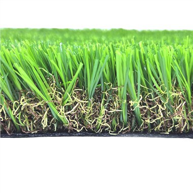 Preproga z umetno travo na prostem